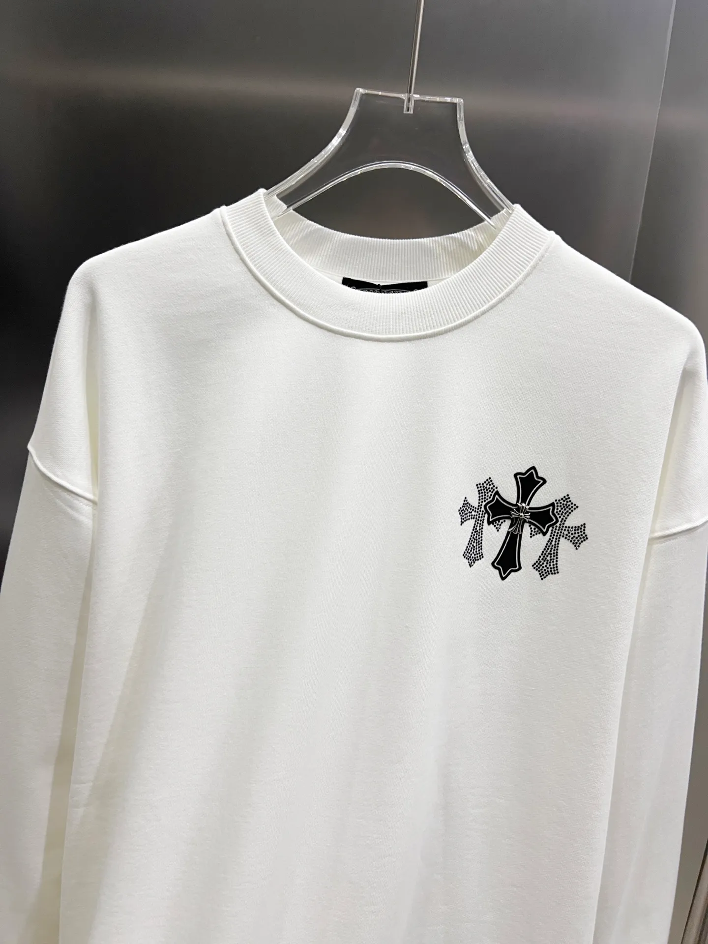 🅿️280 CH Crowe 2025 Autumn and Winter New Style Round Neck Long Sleeve Sweater Cross Patch Leather + Customized Hardware Metal Horseshoe Sanskrit Characters + Middle Eastern Australian Diamond Design Craftsmanship The real thing is great🔥Same style for men and women, loose version Size S M L XL XXL Five sizes Black White